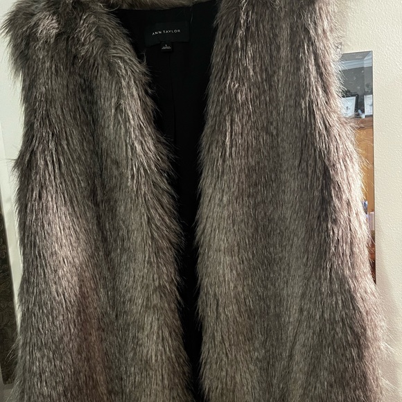 Ann Taylor Mob wife faux fur vest. Longer length style. Size L - Picture 2 of 5